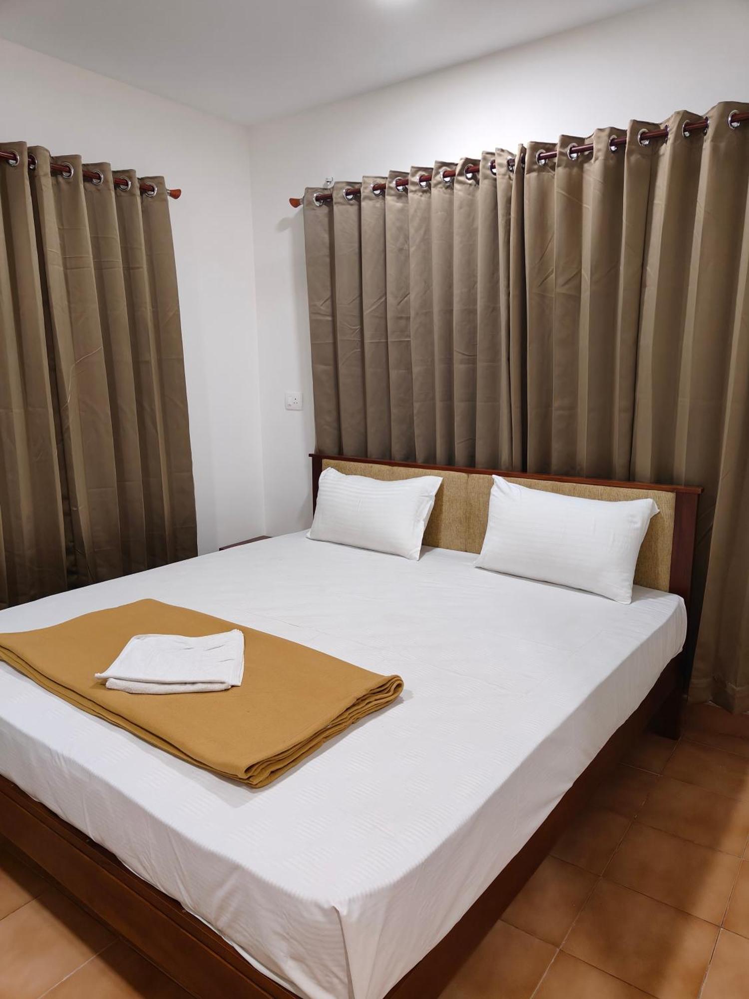 Hotel Nova Kochi Esterno foto